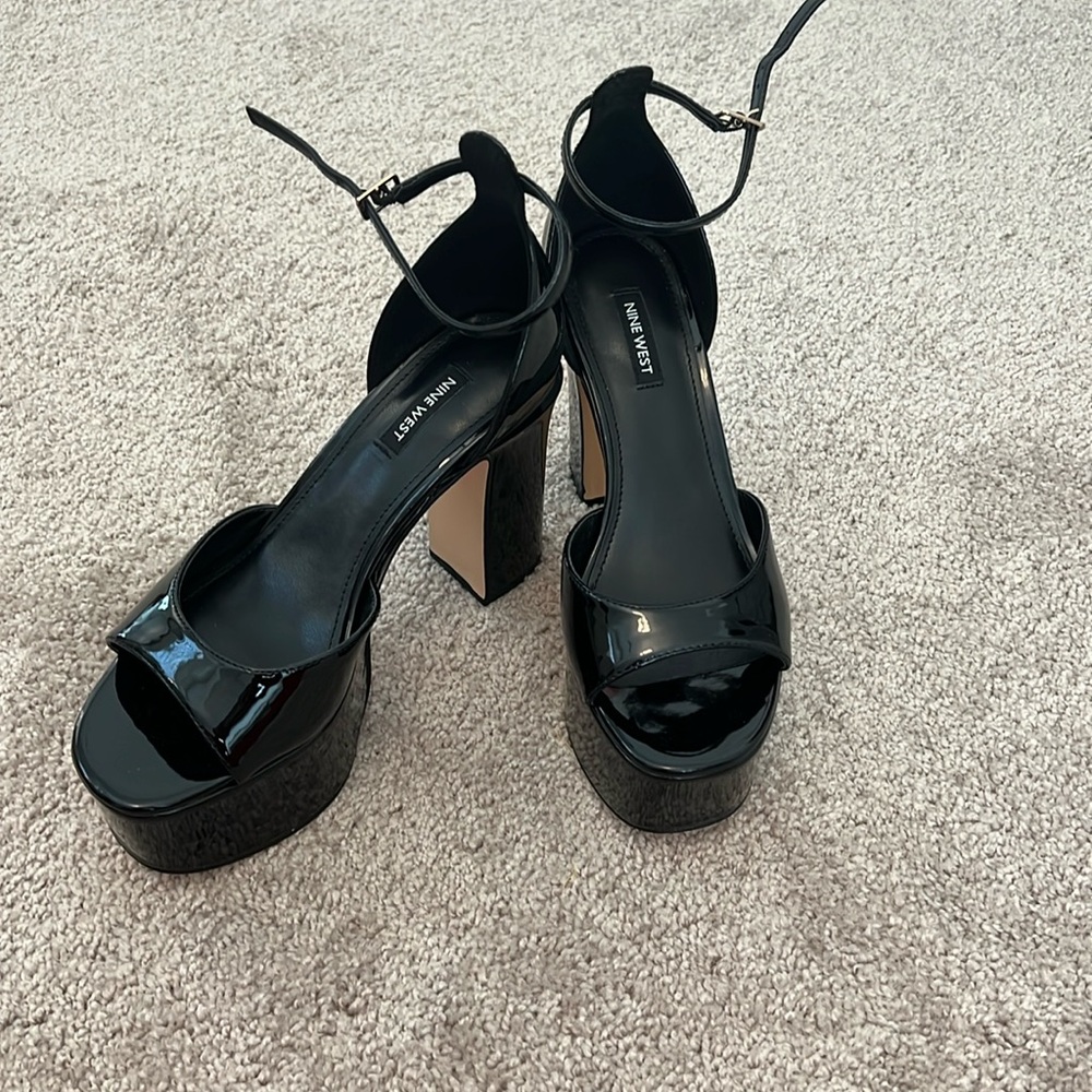 Nine West Liya platform sandal Black patent. Size 8.5 Never Worn